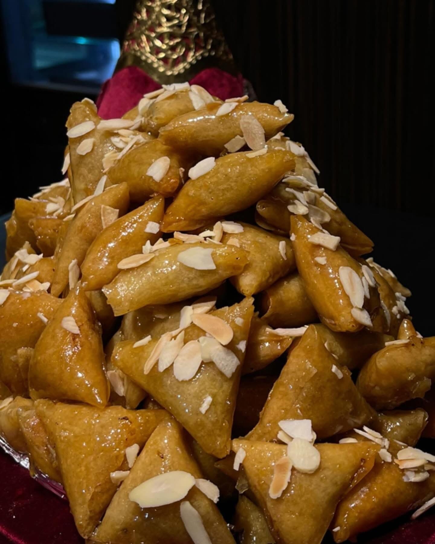 Briwat – Marokkaanse Amandel Driehoekjes in Honing (Handgemaakt)